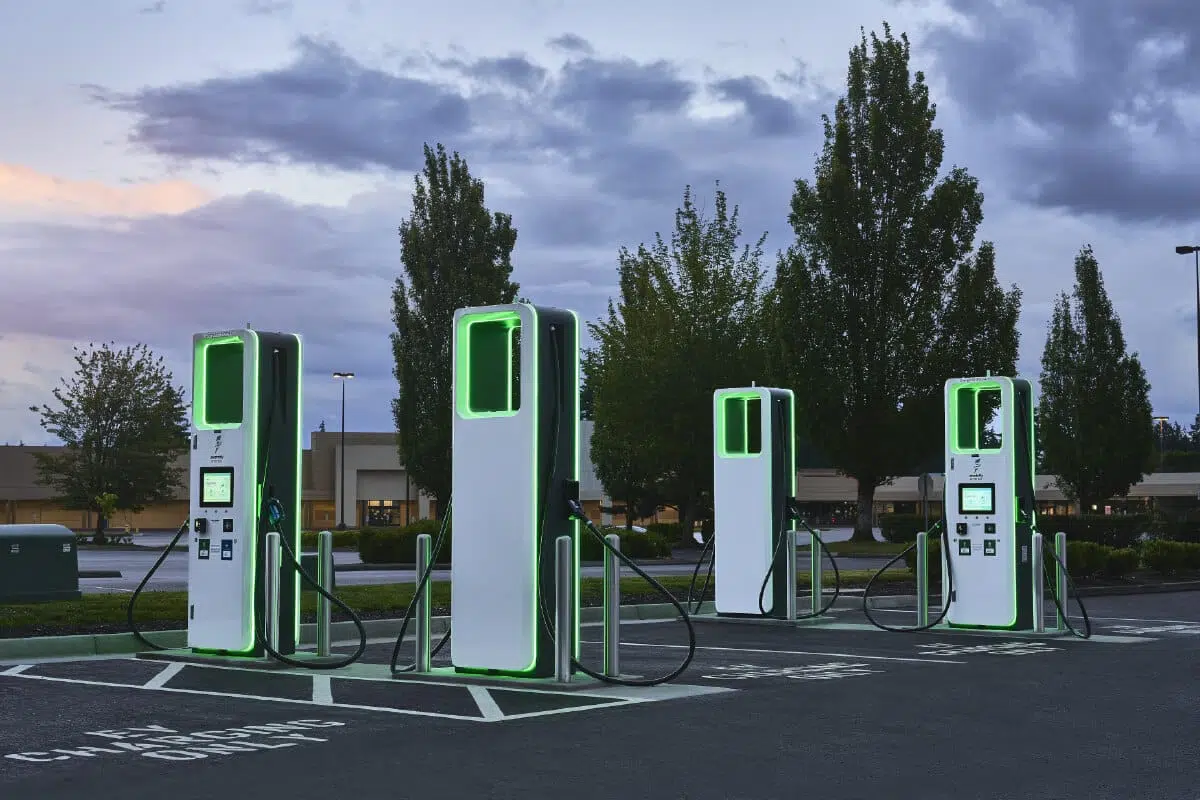 Rozwój infrastruktury stacji ładowania samochodów elektrycznych w przestrzeni miejskiej – rewolucja transportu na wyciągnięcie ręki